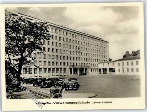 Leverkusen Verwaltungsgebäude Bayer Parkplatz Auto