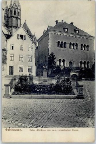 Gelnhausen Reiss-Denkmal vor dem romanischen Haus