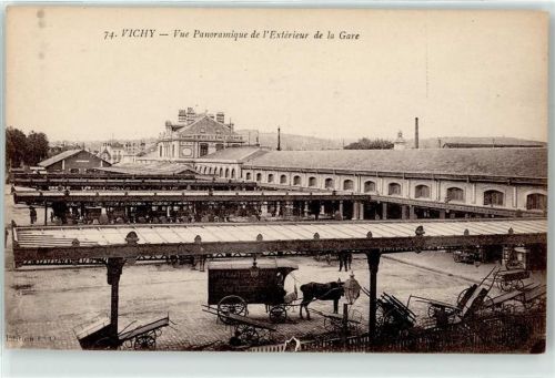 Vichy Vor dem Bahnhof
