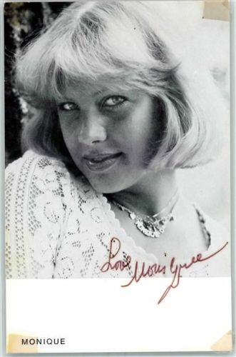 Monique Autogramm origin. Unterschrift
