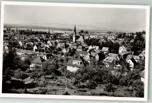 Emmendingen Panorama des Ortes mit der Ev. Stadtkirche Kirche St. Bonifatius und dem Kaiserstuhl