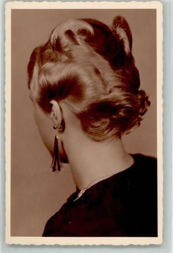 Frisur Modell Hochsteckfrisur Frau Ohrring