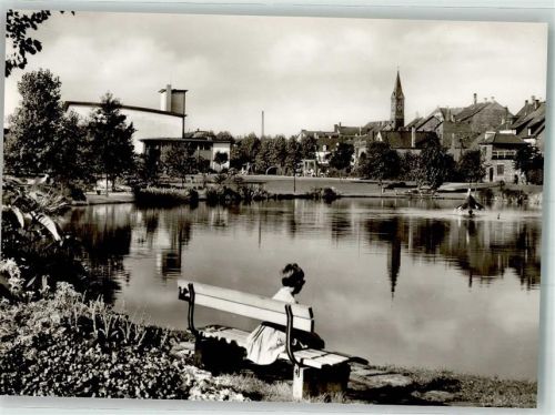 St. Ingbert Teich in der Gustav-Clauss-Anlage mit der Martin-Luther-Kirche