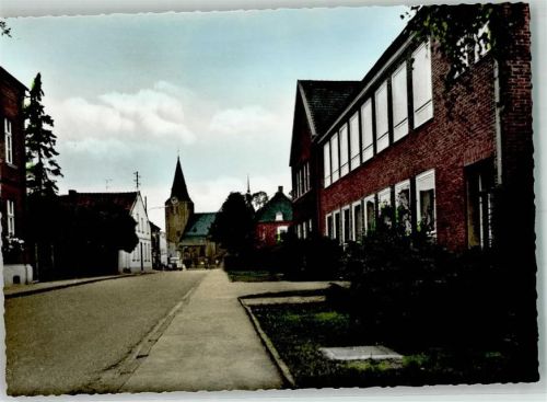 Niederkrüchten Dr.-Lindemann-Straße mit Schule und Kirche St. Bartholomäus Fotograf Jacobs