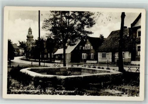 Frauenwald Dorfbrunnen mit St. Nicolai Kirche Fotograf Bechstein