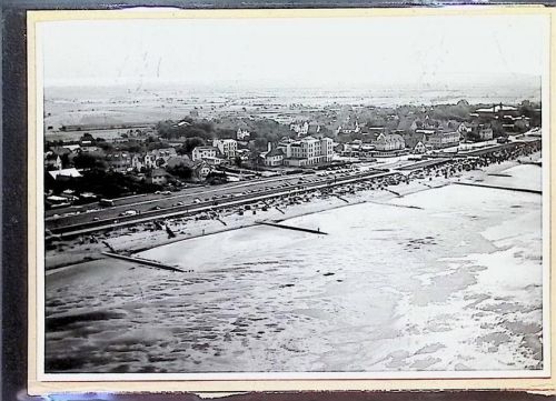 Duhnen Foto montiert auf Karton Fliegeraufnahme von Strand Promenade und Jugendherberge Fotograf Otto Schulze