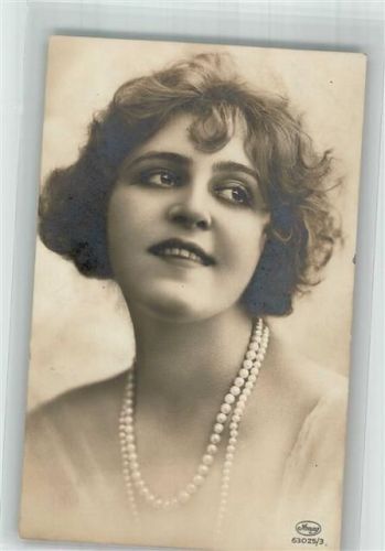 1924 Junge Frau mit Perlenkette Nr. 63025/3