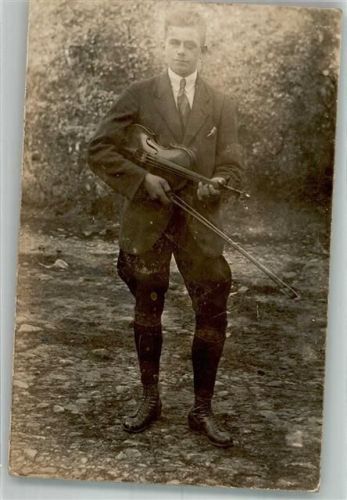 Junger Mann mit seiner Geige im Garten