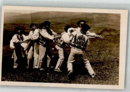 Junge Männer in Tracht beim Hatch-Spiel Fotograf Karel Plicka