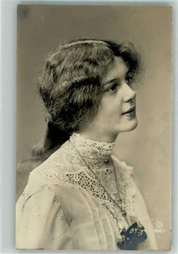 1908 Junge Frau im weißen Spitzenkleid