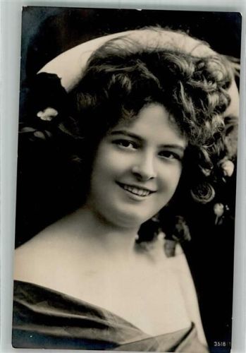 1908 Junge Frau mit gewellten Haaren
