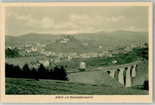 Daun Panorama des Ortes mit Viadukt und Burg Daun