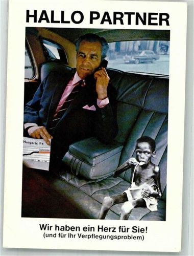1977 sign. Staeck, Rolf Reicher Mann am Telefon auf dem Rücksitz einer Limousine mit farbigem unterernährten Kind