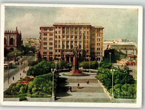 Baku Denkmal Nizami Square