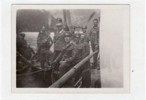Altes Foto 12 x 9 cm vom Katholischen Soldatenbund in Klosterneuburg. Soldaten am Leopoldsteinersee ( Mittagsmahl ) am 06.06. 1932 bei der Maria - Zellerfahrt mit 22 Mann. Rückseite leicht fleckig, sonst gut erhalten.