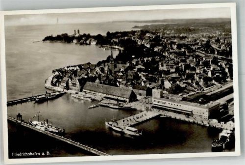 Friedrichshafen Fliegeraufnahme des Ortes mit Hafen Nikolauskirche und Hafenbahnhof Bodenseeschiff