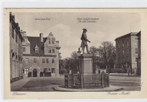 Dessau Dessau mit Grosser Markt, Fürst Leopold-Denkmal ( Der alte Dessauer ) und Anna-Liese-Haus gelaufen von 1931. Die Ak ist leicht fleckig. Sonst gut erhalten.