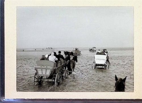 Duhnen Foto montiert auf Karton Wattwagen durchqueren Priel Fotograf Otto Schulze