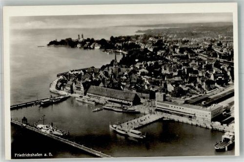 Friedrichshafen Fliegeraufnahme des Ortes mit Hafen Nikolauskirche und Hafenbahnhof Bodenseeschiff