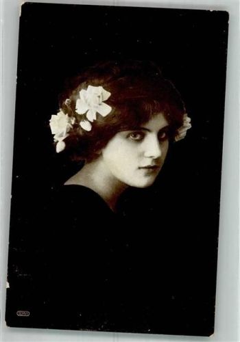 1916 Portrait einer jungen Frau mit Blumen im Haar Maschinenstempel