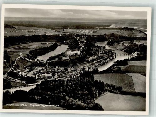 Burghausen Fliegeraufnahme der Stadt mit der Burg zu Burghausen und Kirche St. Jakob