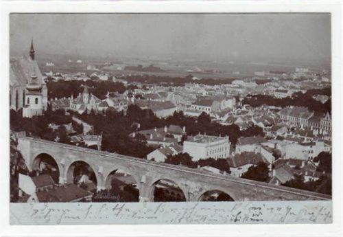 AK von Mödling. Gesamtansicht mit Brücke gelaufen am 19.11.1902. Leichte Abdrücke vom Album an den Ecke n, leicht stockfleckig, leichter Bug oben links, Ecke unten links zwei kleine Knicke und leicht bügig, sonst gut erhalten.