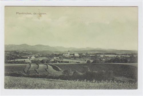 AK von Pfarrkirchen in Ober österreich. Gesamtansicht. Ungelaufen. Leichter bräunlicher Fleck Vorderseite oben links, leichter Bug oben rechts, sonst gut erhalten.