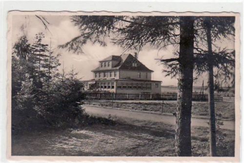 Langenbernsdorf mit Waldkurheim gelaufen von 1935. Leichter Stempeldurchdruck, sonst gut erhalten