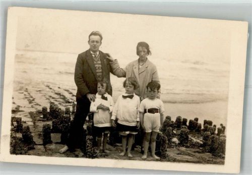 Familie mit drei kleinen Kindern am Meer