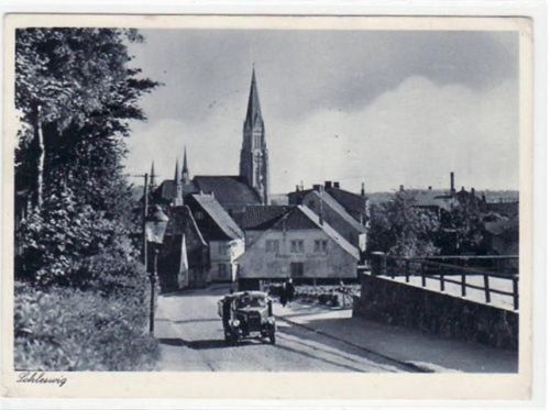 Schleswig, Straßenansicht mit Blick auf die Kirche gelaufen, 1943. Leichter Stempeldurchdruck, kleiner Knick oben rechts und unten links und rechts, sonst gut erhalten