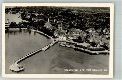 Langenargen Fliegeraufnahme des Ortes am Bodensee mit Seebrücke und Barockkirche St. Martin