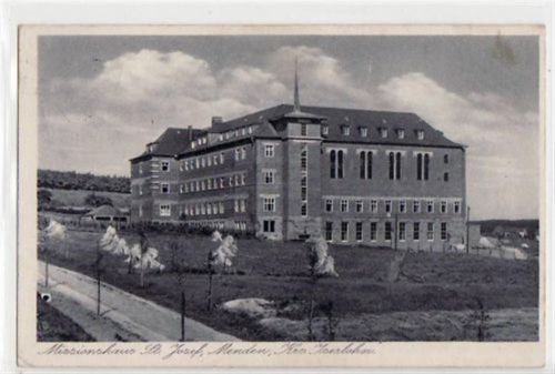 Menden mit Missionshaus St. Josef gelaufen von 1933. leichte Eckabschürfungen, leicht fleckig, sonst gut erhalten