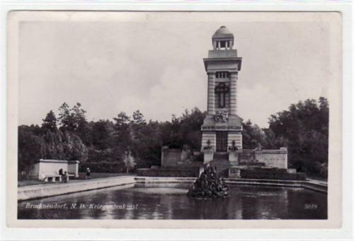 Fotokarte von Bruckneudorf. N. D. Kriegerdenkmal gelaufen, Marke wurde entfernt. Leicht stockfleckig, leichter Bug oben mitte, sonst gut erhalten.