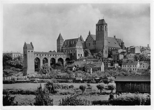 Marienwerder Marienwerder / Kwidzyn mit Ordensschloss und Dom von Südwesten aus gesehen. Deutscher Kunstverlag Berlin ungelaufen Gute Erhaltung.