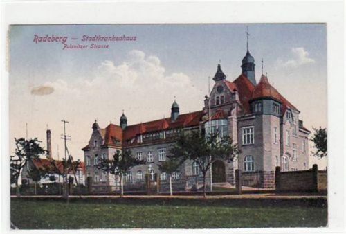 Radeberg mit Stadtkrankenhaus gelaufen von 1943. leichte Eckabschürfungen und Rändern, leichter Knick linker Rand, sonst gut erhalten.