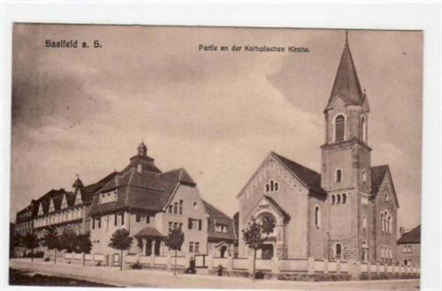 Saalfeld mit Partie an der Kath. Kirche gelaufen von 1923. Gute Erhaltung.