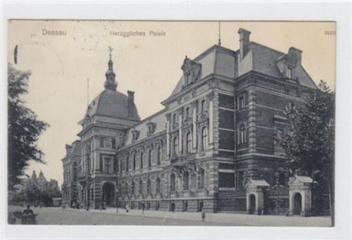 Dessau Dessau mit Abbildung des herzoglichen Palais gelaufen von 1909. Die Ak hat leichte Stempelspuren. Sonst gut erhalten.