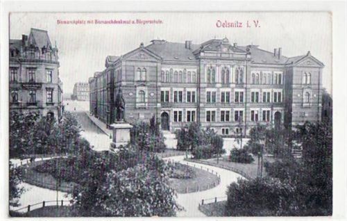 Oelsnitz Oelsnitz mit Bismarckplatz, Denkmal und Bürgerschule gelaufen von 1913 kleiner Knick oben links, sonst gut erhalten