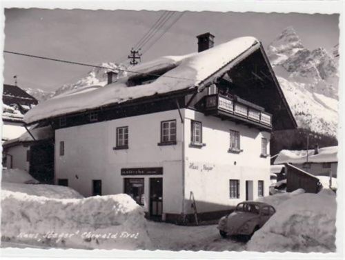 Ehrwald mit Haus " Steger " im Winter ungelaufen Gute Erhaltung.
