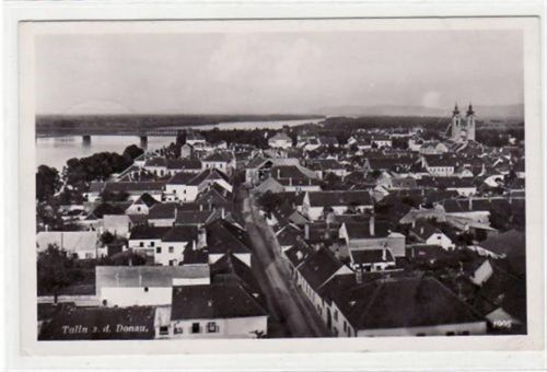 Fotokarte von Tulln an der Donau. Gesamtansicht gelaufen am 27.02.1941. Leichte Abdrücke vom Album an den Ecke n, sonst gut erhalten.