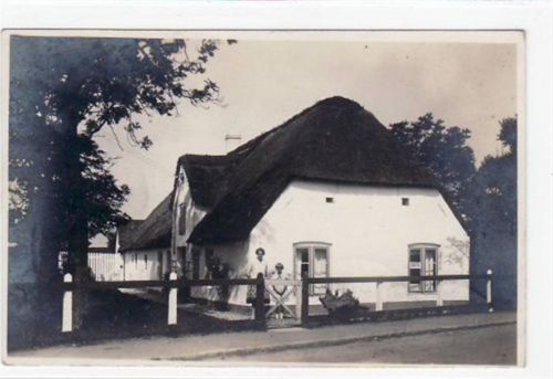 Garding, seltene Echtfotokarte, ein Einfamilienhaus gelaufen, 1930. Leichter Stempeldurchdruck, sonst gut erhalten