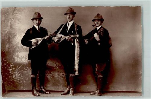 1925 - 1930 Wandervögel mit Lauten Rucksack Atelierfoto