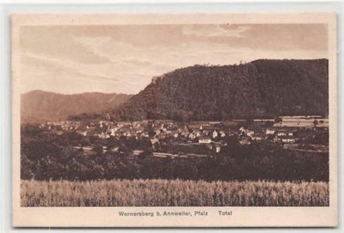 Wernersberg bei Annweiler. ungelaufen Die Karte war in einem Album eingeklebt, daher Anhaftungen und Abrißspuren Rückseite, sonst sehr gut erhalten.