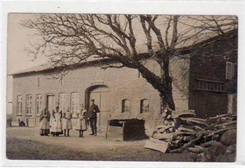 Hof bei Flensburg, seltene Echtfotokarte, ein Hof ungelaufen Leicht bügig, leicht fleckig, sonst gut erhalten