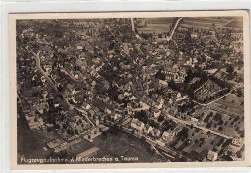 Niederbrechen am Taunus. Flugzeugaufnahme gelaufen, 1941. Leichter Knick von links nach rechts, sonst gut erhalten