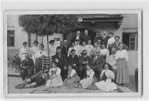 Seltene Fotokarte Landeck. Gruppenfoto vor einem Gebäude mit Fahrplan. ungelaufen Gute Erhaltung.