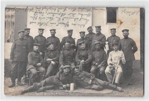 Seltene Fotokarte Pfuhl. Gruppenfoto mit Soldaten. gelaufen. Marke entfernt. Leichter Stempeldurchdruck, kleiner Knick unten links, leichte Abschürfungen, Vorder- und Rückseite leicht fleckig, sonst gut erhalten
