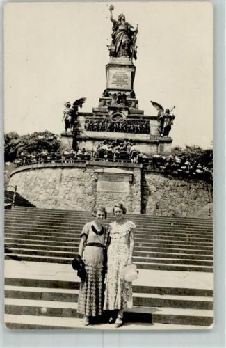 Rüdesheim 2 junge Frauen vor Niederwald Denkmal