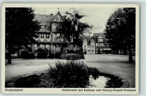 Wolfenbüttel Stadtmarkt mit Rathaus und Herzog August Denkmal