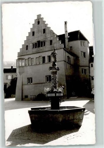 Pfaffenweiler Marienbrunnen am Kirchplatz